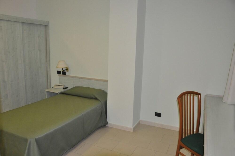 Hotel Inn Giardini Naxos Bagian luar foto