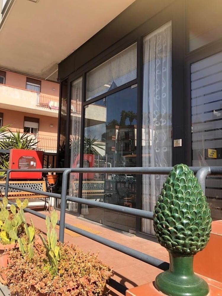 Hotel Inn Giardini Naxos Bagian luar foto