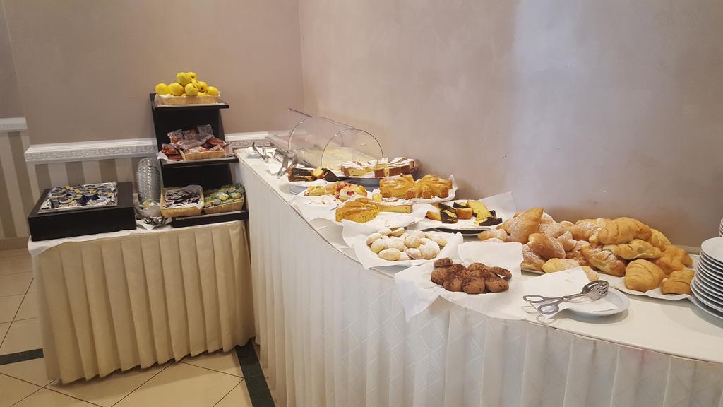 Hotel Inn Giardini Naxos Bagian luar foto